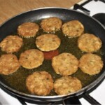 Kotleciki rybne z dorsza po tajsku z kolendrą smażą się na patelni