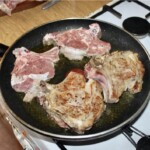 Kotlety cielęce z kostką smażą się na patelni