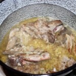 Kotlety cielęce z kostką duszą się z cebulką w garnku