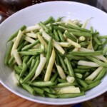 biała i zielona fasolka szparagowa w misce