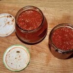 dwa słoiczki wypełnione domowym sosem pomidorowym