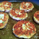 Kotlety mielone z boczkiem z anyżkiem smażą się na patelni