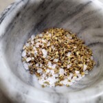 w moździerzu znajdują się suche ziarna anyżu oraz sól morska