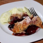 Kruszonka ze śliwkami i lodami z pistacji