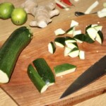 na desce kuchennej leżą kawałki pokrojonej cukinii