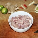 w małej misce nzgadują się kawałki piersi z kurczaka