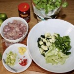 w miskach znajdują się kawałki warzyw oraz pokrojonego drobno kurczaka bez kości