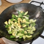 w woku smażą się kawałki cukinii