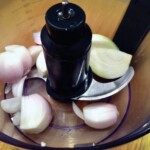 obrane kawałki cebuli w misce malaksera