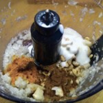 przyprawy i składniki w malakserze do przygotowania pasty do kurczaka poi indyjsku