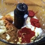 przyprawy i składniki w malakserze do przygotowania pasty do kurczaka poi indyjsku