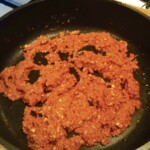 na patelni pdogzrewana jest pasta do kurczaka po indyjsku