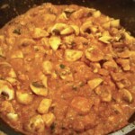 na patelni dusi się sos do kurczaka po indyjsku