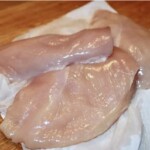 dwie piersi z kurczaka na desce kuchennej