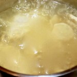 w garnku gotuje się pierś z kurczaka w rosole