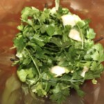 w misce malaksera znajdują się składniki do przygotowania sosu imbirowego