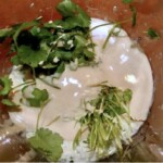 w misce malaksera znajdują się składniki do przygotowania sosu imbirowego