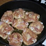 na dużej patelni smażą się udka z kurczaka