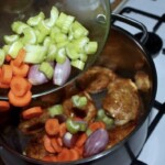 pokrojone warzywa przekładane są do garnka