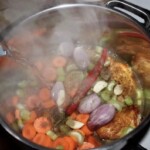 w garnku dusi się kurczak w warzywach