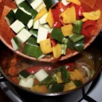 w garnku dusi się kurczak w warzywach