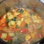 w garnku dusi się kurczak w warzywach