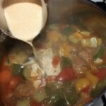 w garnku dusi się kurczak w warzywach