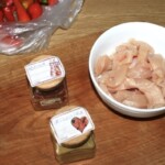 pierś kurczaka pokrojona w paski znajduje się w misce