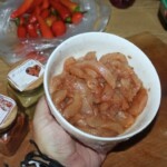 pierś kurczaka pokrojona w paski znajduje się w misce