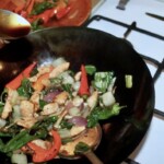 Kurczak z papryką i grzybami shimeji z woka