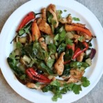 Kurczak z papryką i grzybami shimeji z woka