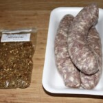 biała kiełbasa oraz woreczek z przyprawami