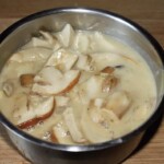 w garnku znajduje się sos grzybowy ze świeżych prawdziwków