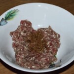 mięso mielone w misce