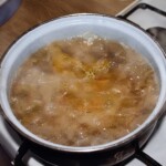 w garnku gotuje się makaron lasagne w płatach