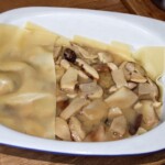 lasagne z grzybami leśnymi w trakcie przygotowania