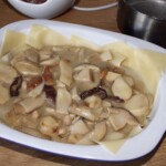 lasagne z grzybami leśnymi w trakcie przygotowania