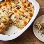 lasagne z grzybami leśnymi po upieczeniu w naczyniu żaroodpornym