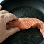 kawałek fileta z łososia na patelni