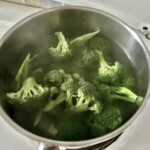 różyczki brokuła gotują się w garnku