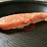 Łosoś smaży się na patelni