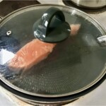 Łosoś smaży się na patelni