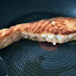 Łosoś smaży się na patelni