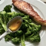 Łosoś z patelni z brokułem chrupiącym