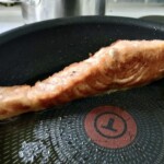 Łosoś z patelni z brokułem chrupiącym