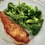 Łosoś z patelni z brokułem chrupiącym