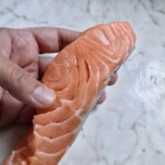 łosoś surowy filet w dłoni