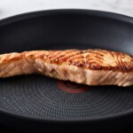 filet z łososia smaży się na patelni