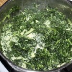 w garnku gotuje się szpinak mrożony