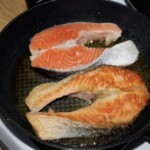 na patelni smażą się dwa dzwona z łososia